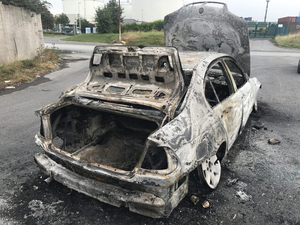 Автомобилът е напълно изгорял.