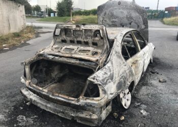 Автомобилът е напълно изгорял.