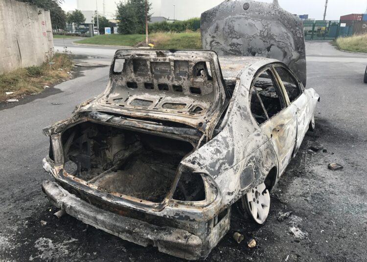 Автомобилът е напълно изгорял.