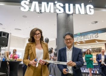 Президентът на Samsung за Румъния и България Хун Сеул и Виолета Сечкова откриха магазина.