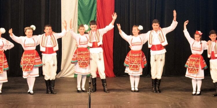 Децата на Ловеч празнуваха с “България в песни и танци“