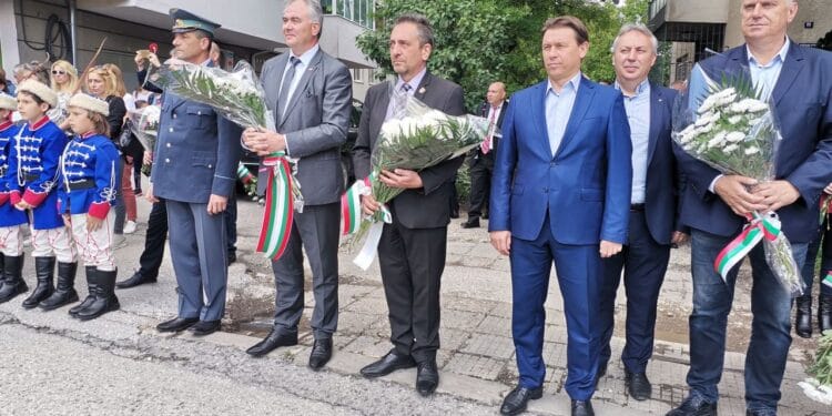 С поднасяне на цветя, минута мълчание и вой на сирени Плевен почете 2 юни