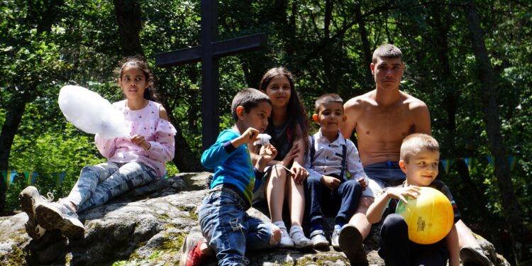 На 13 юни край изградения през 2016 г. параклис „Св. Атанасий Велики“ отново се събраха стотици