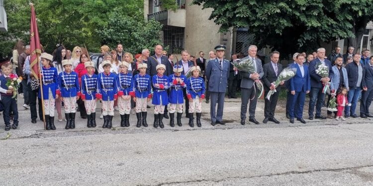 С поднасяне на цветя, минута мълчание и вой на сирени Плевен почете 2 юни