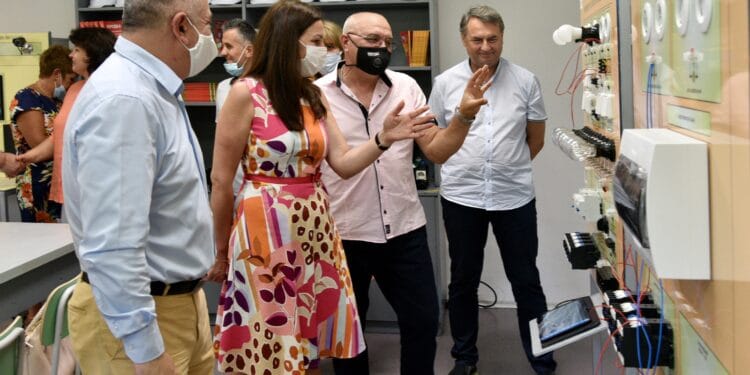 За ползите от дуалната форма на обучение, която става все по-актуална и необходима, говори кметът на Сливен Стефан Радев