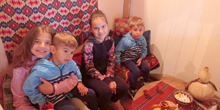 Деца се разходиха с баба и дядо из миналото