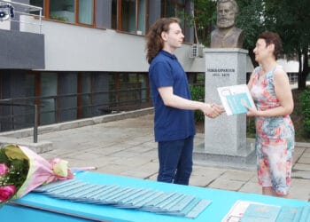Ученици получиха дипломите си за завършено средно образование