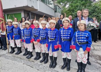 С поднасяне на цветя, минута мълчание и вой на сирени Плевен почете 2 юни
