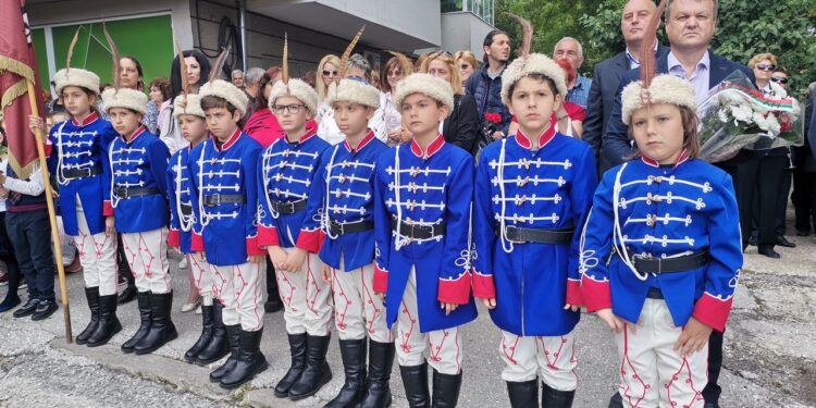 С поднасяне на цветя, минута мълчание и вой на сирени Плевен почете 2 юни