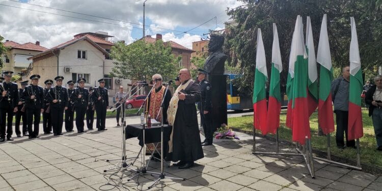 С поднасяне на цветя, минута мълчание и вой на сирени Плевен почете 2 юни