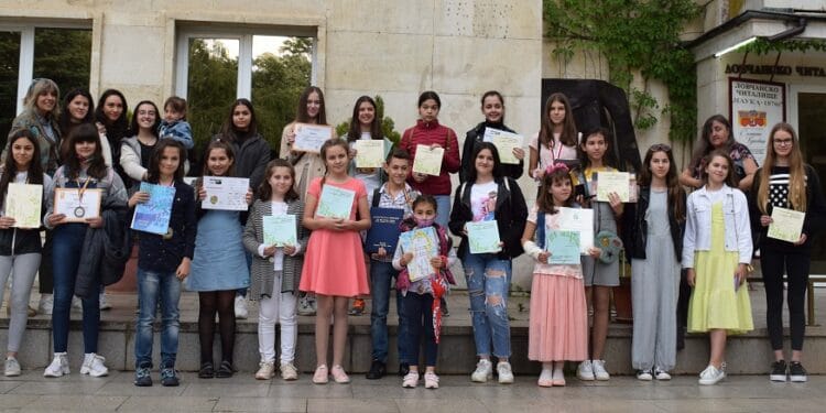 Децата на Ловеч празнуваха с “България в песни и танци“