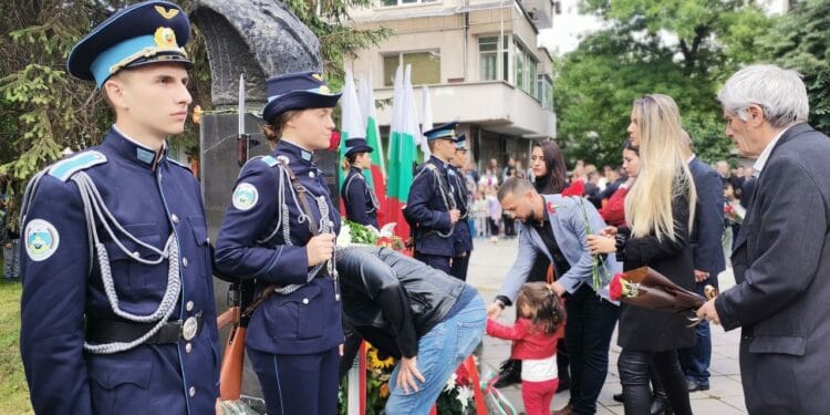 С поднасяне на цветя, минута мълчание и вой на сирени Плевен почете 2 юни
