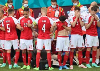 Футболист колабира на терена