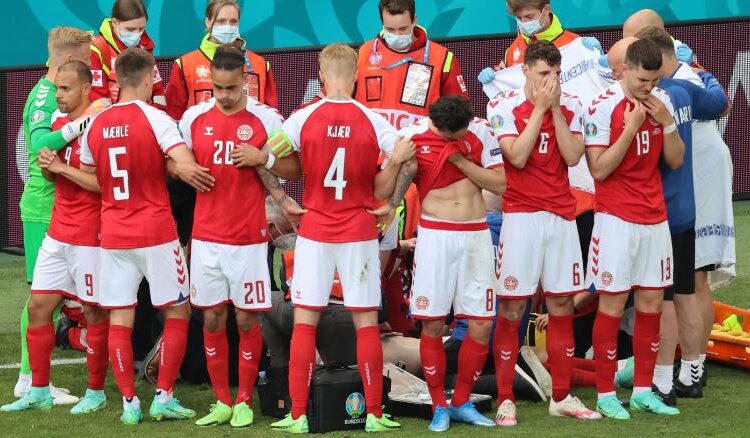 Футболист колабира на терена