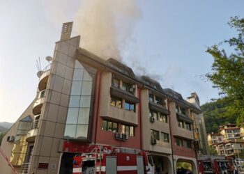 Голям бизнес център в Смолян е в пламъци