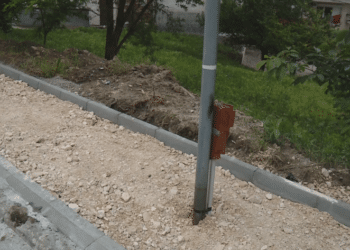 Стълбовете насред тротоара.