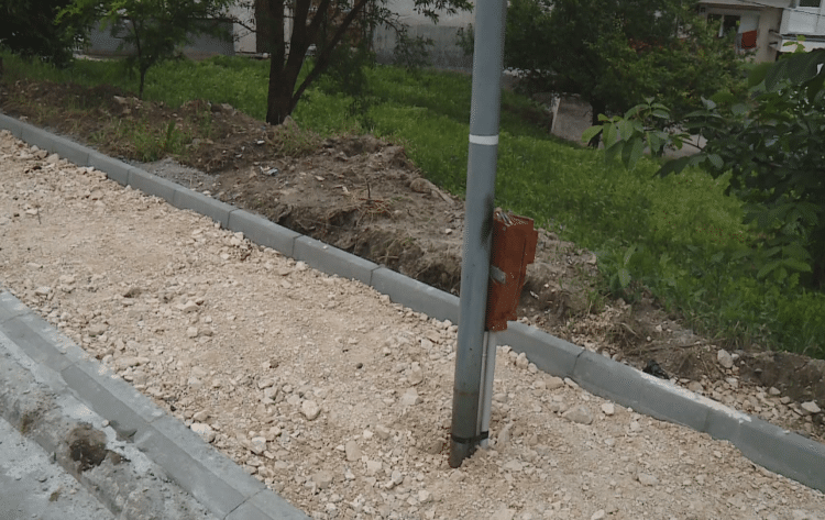 Стълбове изникнаха по средата на тротоар 1 Стълбовете насред тротоара.