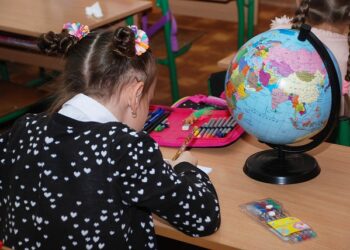 Дават по 300 лв. за всички първокласници и осмокласници