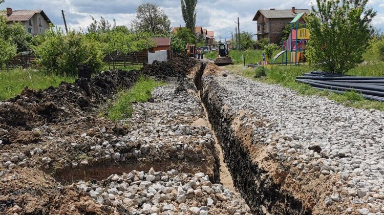 ремонтът на ВиК мрежата в кв. „Девети Септември“.