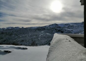 Снежна покривка на Седемте рилски езера, хижата побеля