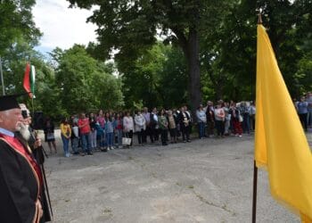 Раздадоха дипломите на зрелостниците в Езиковата гимназия в Ловеч