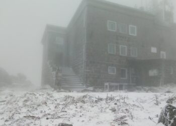 Черни връх е покрит със сняг