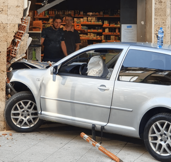 Колата катастрофирала на входа на магазина