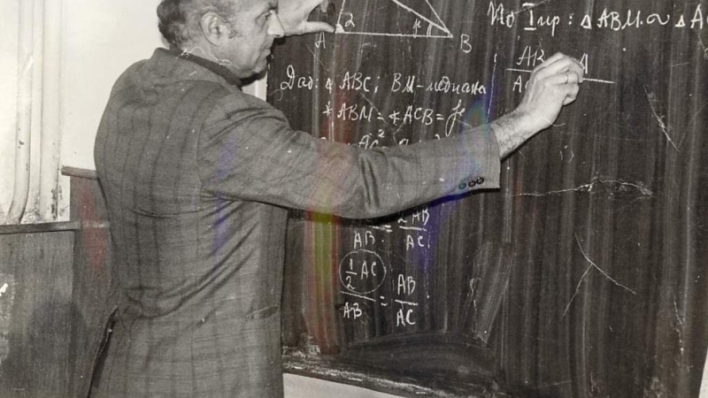 Немската гимназия с тържество за 90 г. юбилей на Любен Петракиев