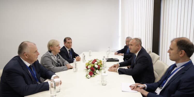 Радев на срещи с "Гугъл" и "Амазон"