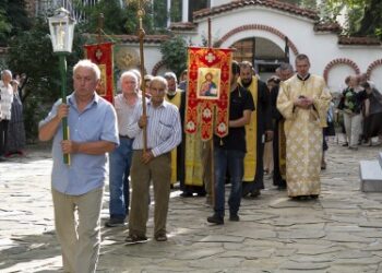 От 17.00 часа в енорийски храм „Света Троица” ще се състои вечерна служба