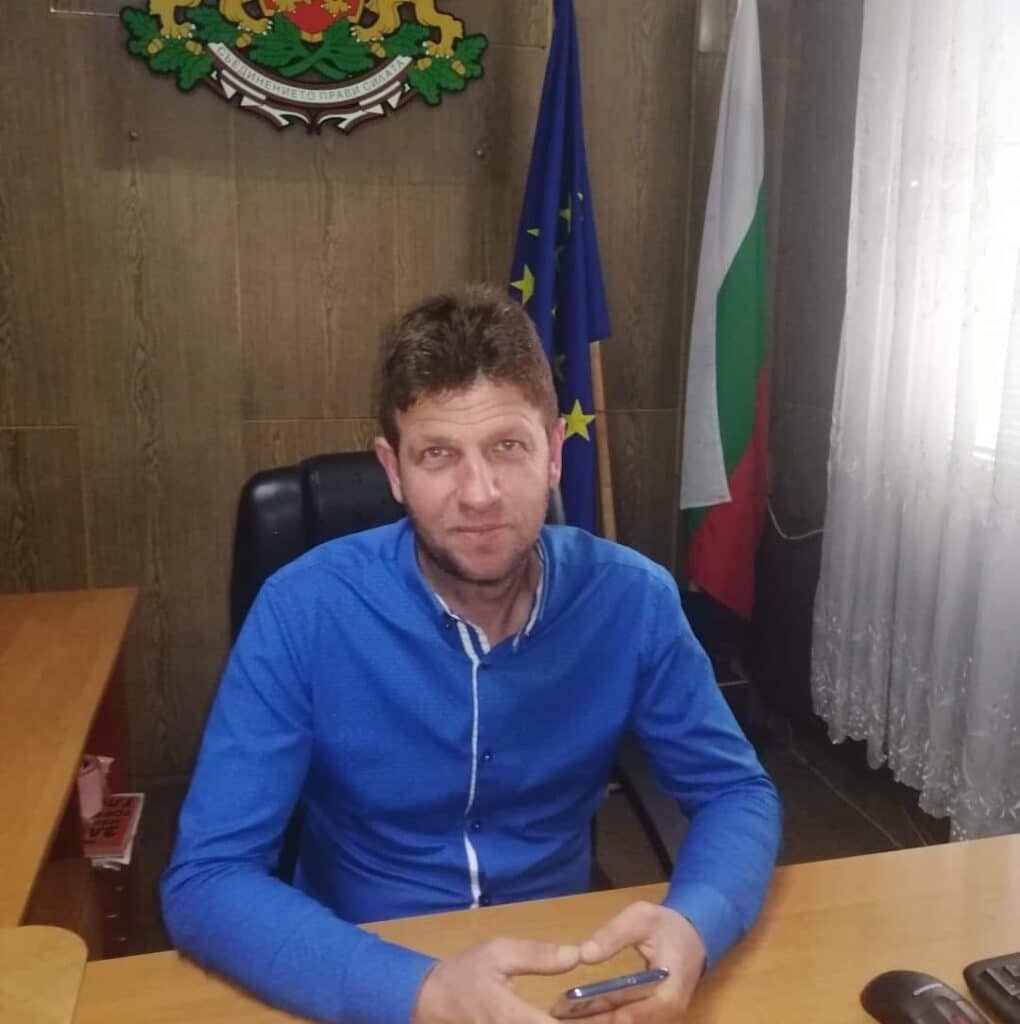 За трети път кметът на Костандово Валентин Вигнев е спасил ранен щъркел.