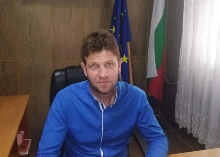 Кмет спасява за трети път ранен щъркел 1 За трети път кметът на Костандово Валентин Вигнев е спасил ранен щъркел.