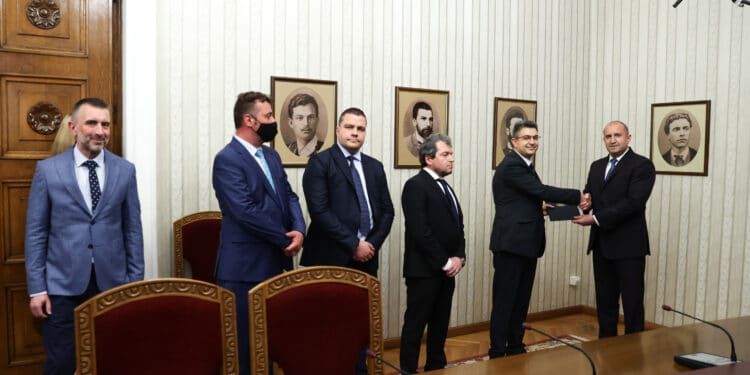 Румен Радев връчи първи мандат за съставяне на правителство.
