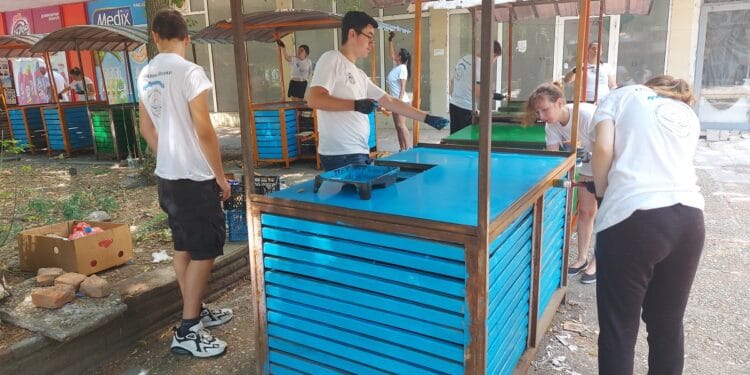 Mладежи боядисаха масите на зеленчуковия пазар във Видин