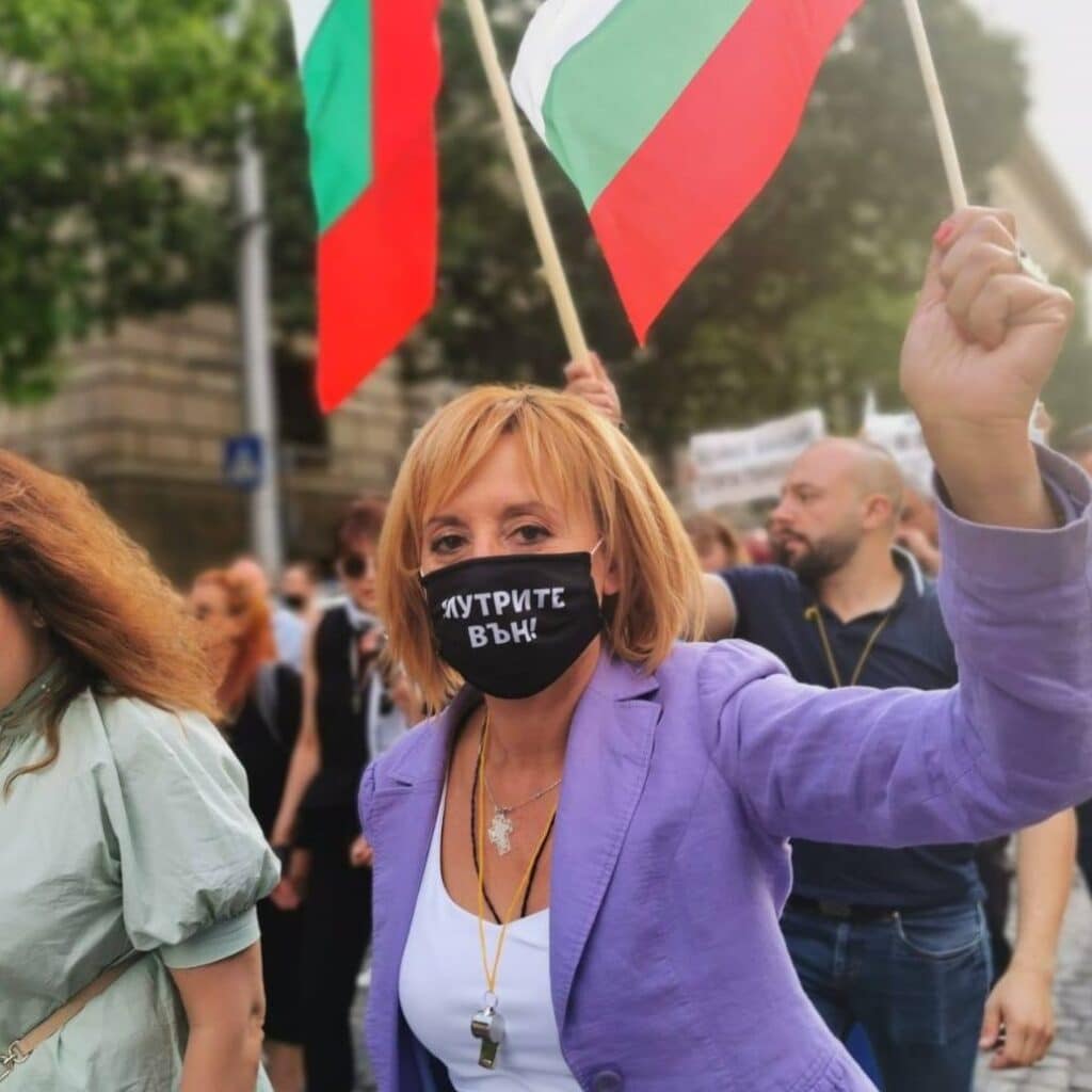"Изправи се! Мутри вън!" си сменя името