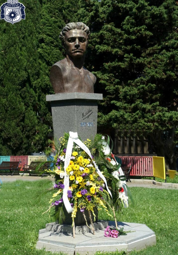 Жителите и гостите на Несебър поднесоха цветя пред паметника на Апостола