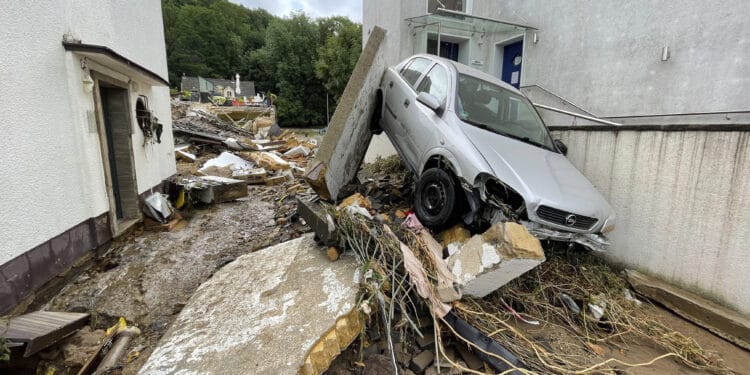 Циклон в Германия уби 19 души, над 70 се издирват (Снимки, видео)
