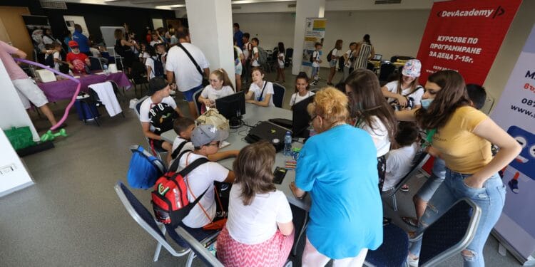 В Sofia Tech Park се провежда еднодневния фестивал на науката "Ало, Космос! Говори България".