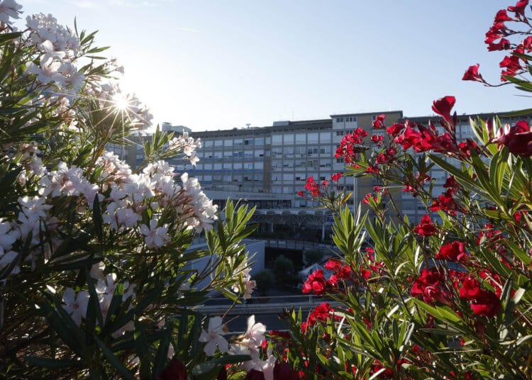 Оперираха папа Франциск след традиционната му проповед 1 Клиниката в Рим, в която папата бе опериран