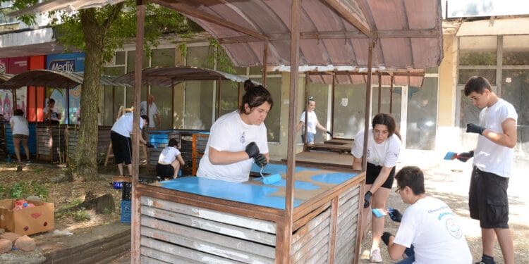 Mладежи боядисаха масите на зеленчуковия пазар във Видин