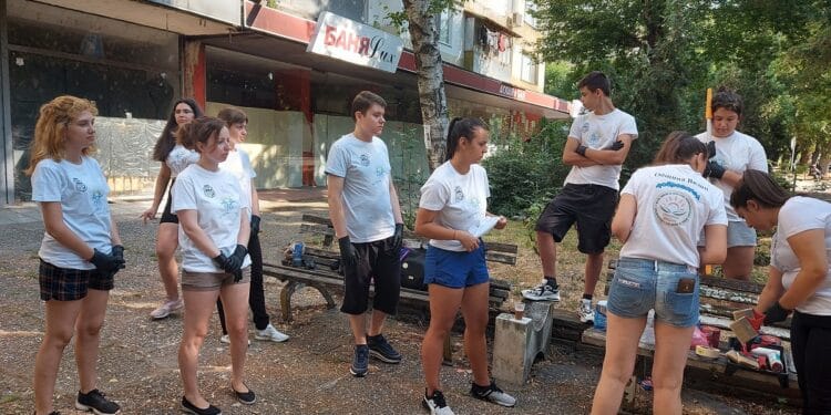 Mладежи боядисаха масите на зеленчуковия пазар във Видин
