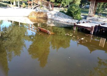 Вандали хвърлиха пейка в езеро