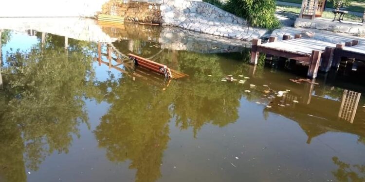Вандали хвърлиха пейка в езеро