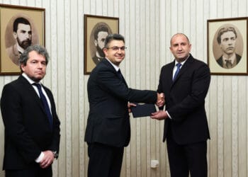 Румен Радев връчи първи мандат за съставяне на правителство.