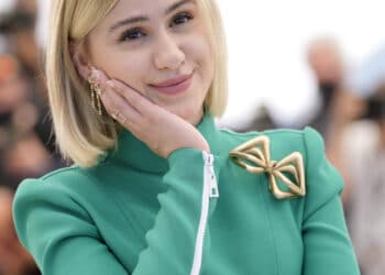 Бакалова в зелено, с панделка и ботуши в Кан (Снимки)