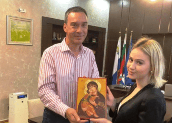Бакалова става почетен гражданин на Бургас, кметът ѝ подари икона