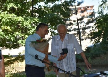 Връчиха кристал с герба на община Ловеч на виден математик