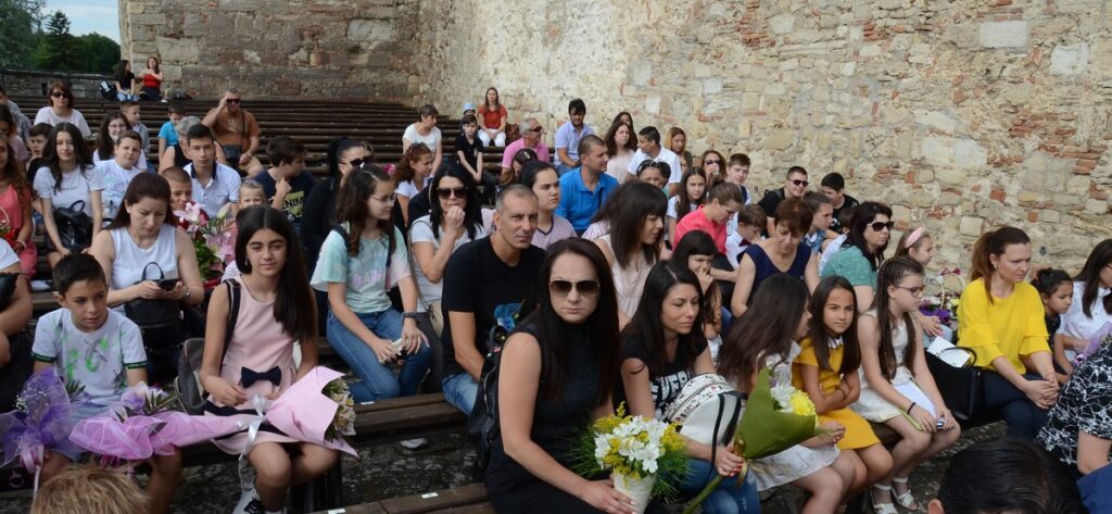Ученици взеха сертификати за завършване в крепостта "Баба Вида" 5 Image00003
