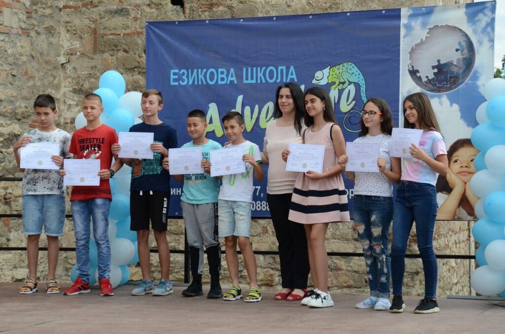 Ученици взеха сертификати за завършване в крепостта "Баба Вида" 3 Image00022