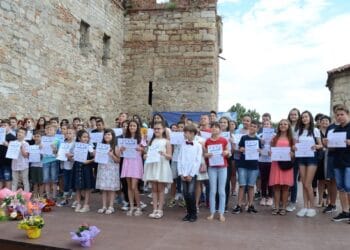 Ученици взеха сертификати за завършване в крепостта "Баба Вида"